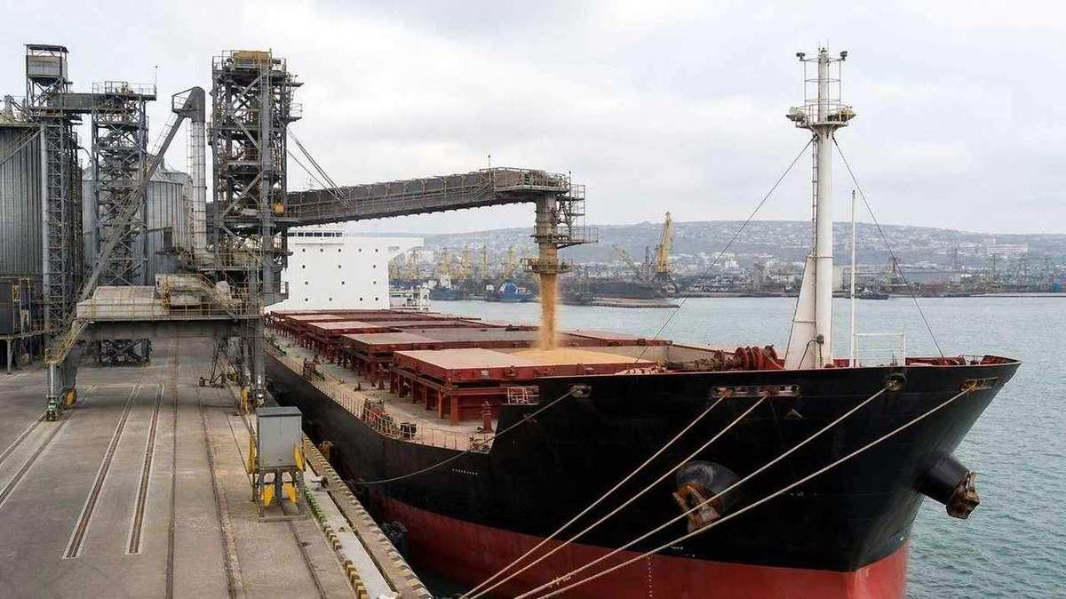Bulk grain vessel loading at an export terminal